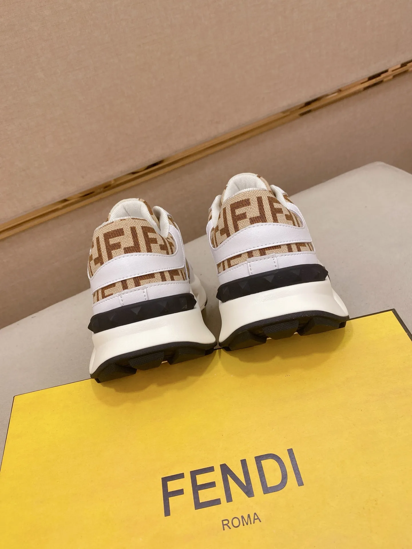 Men's shoes 💰 462💰 (fendi) New style 👊🏻 upper 🇮🇹 imported cowhide fabric 🇩🇪 lining imported sheepskin lining. The original outsole is molded to highlight the identity of every man, and the upper foot is elegant and stable🚶🏻🚶🏻The high-end custom counters reproduce the original version📯No matter the wind or rain, the shoe last remains unchanged and can withstand the verification of time🔍️,🔵 Size: 38-44